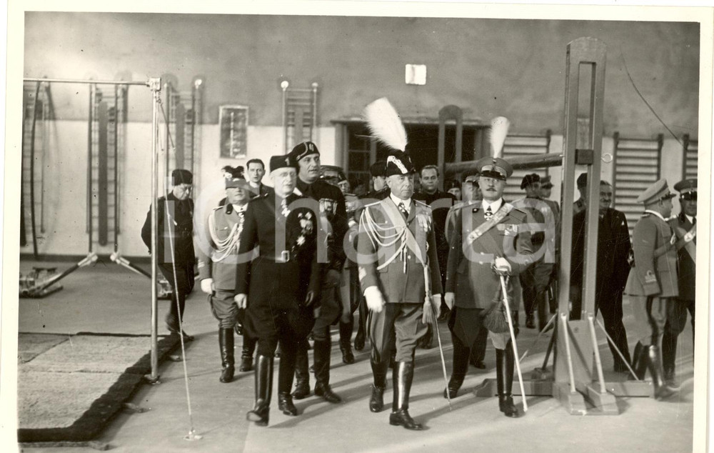 Fotografia d epoca originale 1935 MILANO AutoritÃ  cittadine visitano palestra Collegio Militare TEULIE  Foto 1