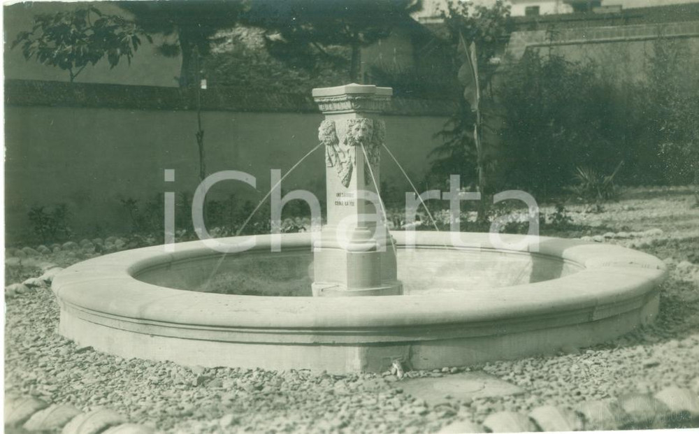 Fotografia d epoca originale 1930 ca AREZZO Casa del Garibaldino  Fontana della Rimbembranza Foto 13x8 cm 1