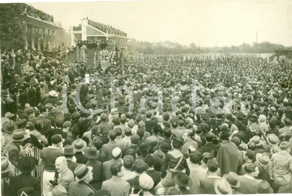 Fotografia d epoca originale 1936 ROMA PARIOLI Benito MUSSOLINI acclamato dai giovani in PIAZZA D ARMI Foto 1