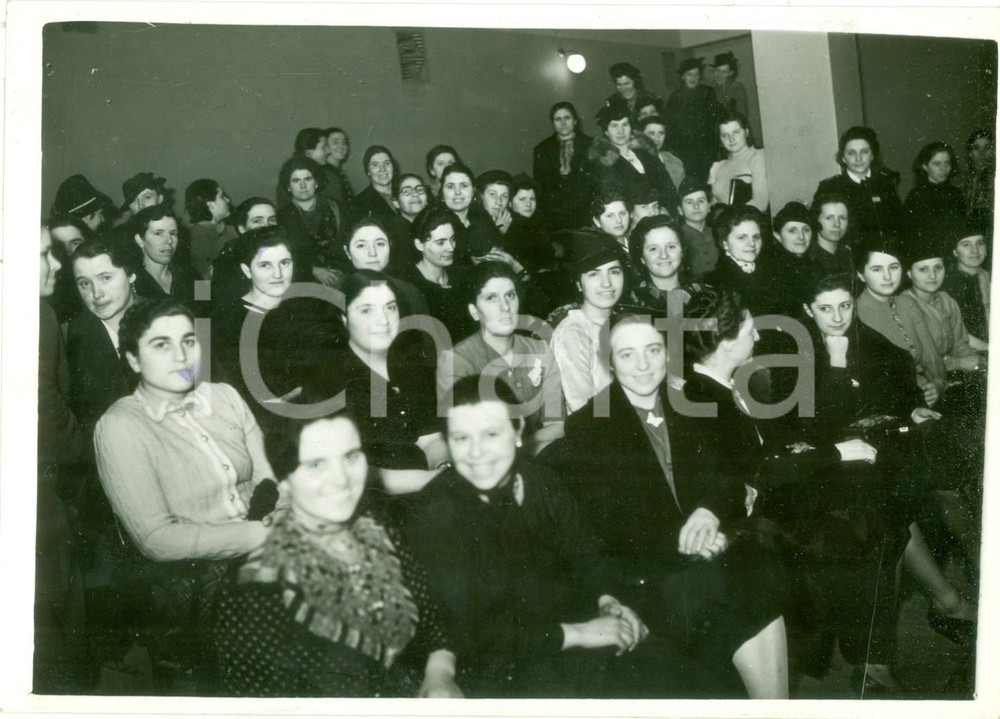 Fotografia d epoca originale 1939 MILANO Donne di servizio allo spettacolo teatrale del GRUPPO BATTISTI Foto 1