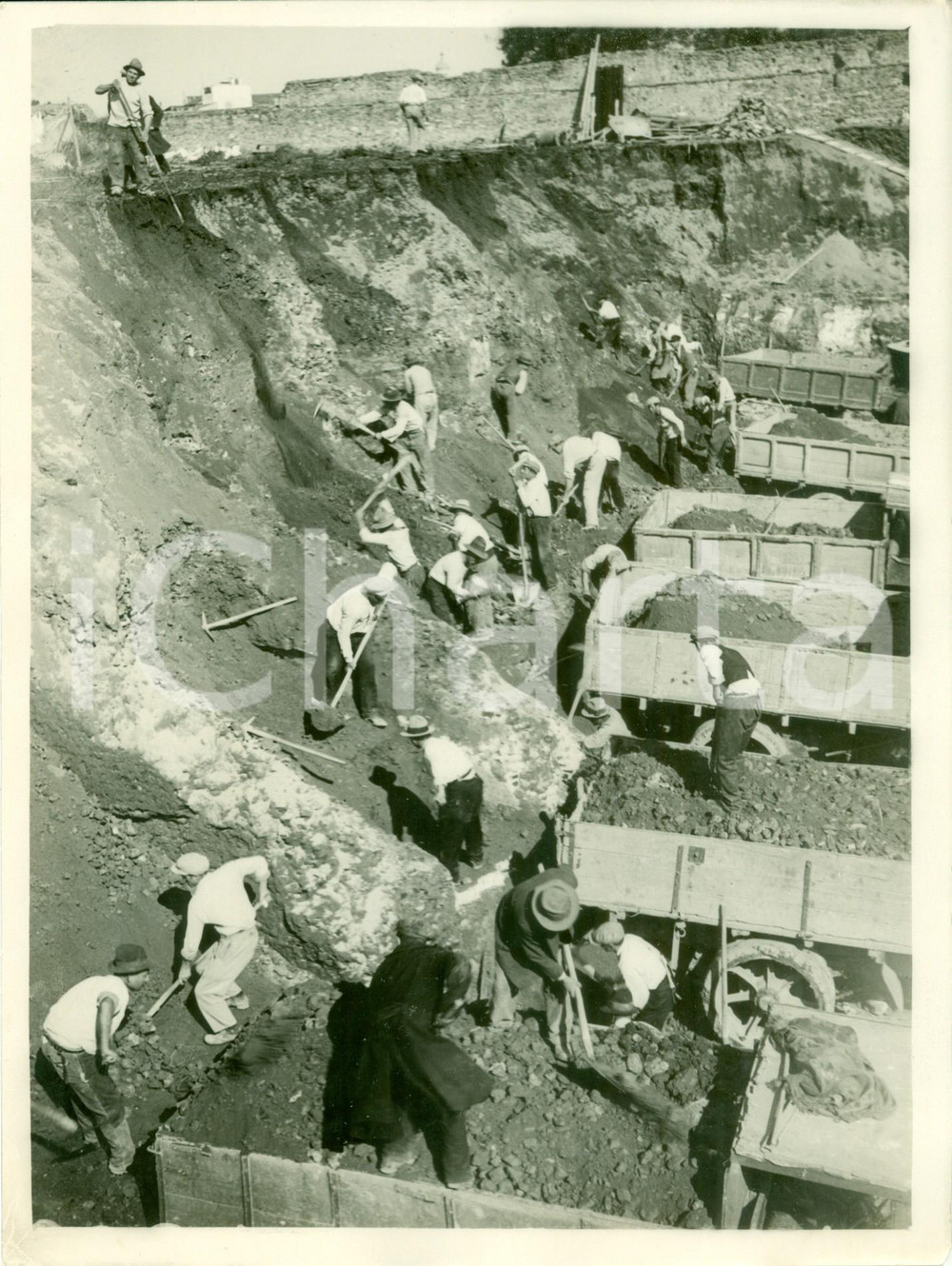 Fotografia d epoca originale 1932 ROMA Operai scavatori costruiscono nuova strada per COLOSSEO Fotografia 1