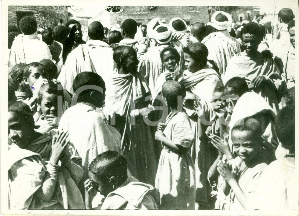 Fotografia d epoca originale 1936 MACALLE  ETIOPIA AOI Indigeni fanno acquisti al mercato Foto OTTOLENGHI 1