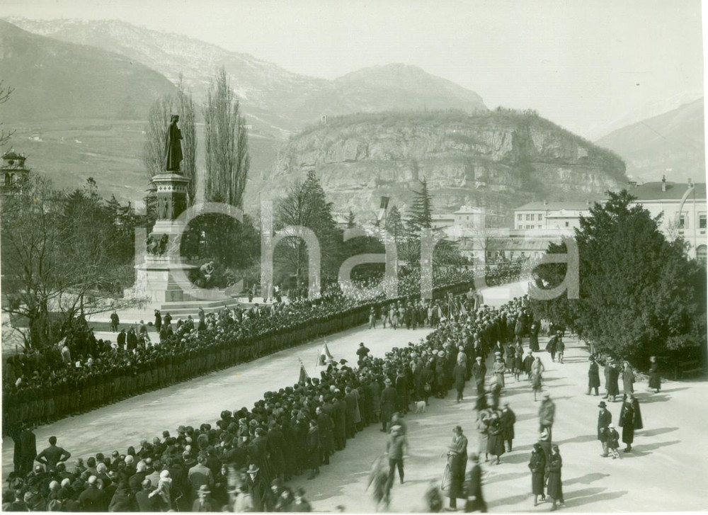 Fotografia d epoca originale 1933 TRENTO Solenne ingresso di Achille STARACE al Monumento a DANTE Fotografia 1