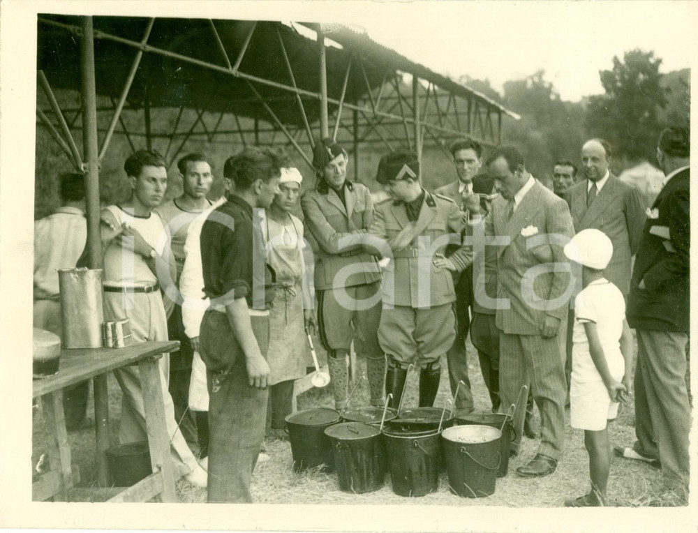Fotografia d epoca originale 1930 ROMA Renato RICCI assaggia rancio Campo Avanguardisti Fotografia 1