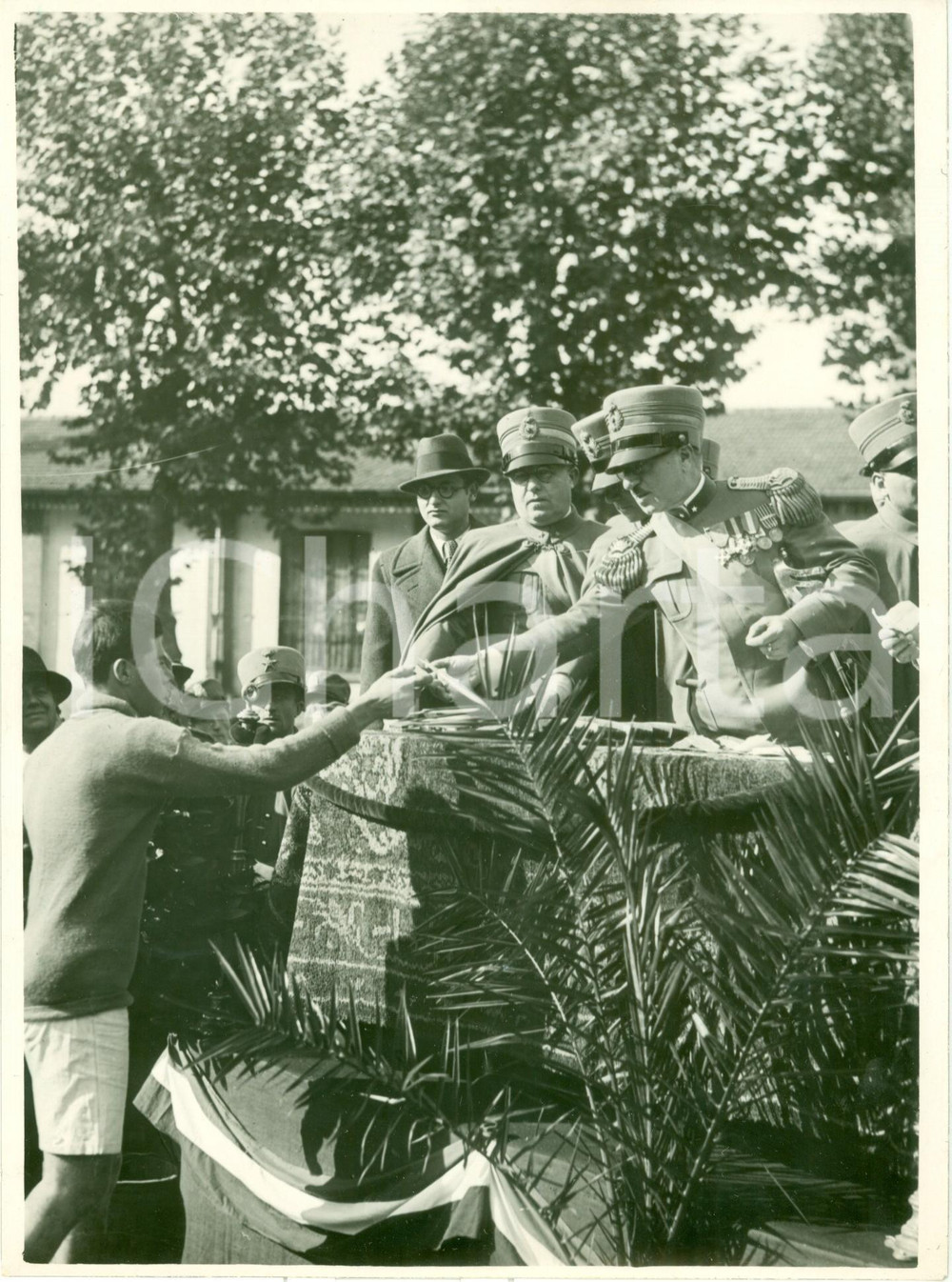 Fotografia d epoca originale 1931 MILANO Colonnello del REGGIMENTO DI SANITA  premia vincitori gare sportive 1
