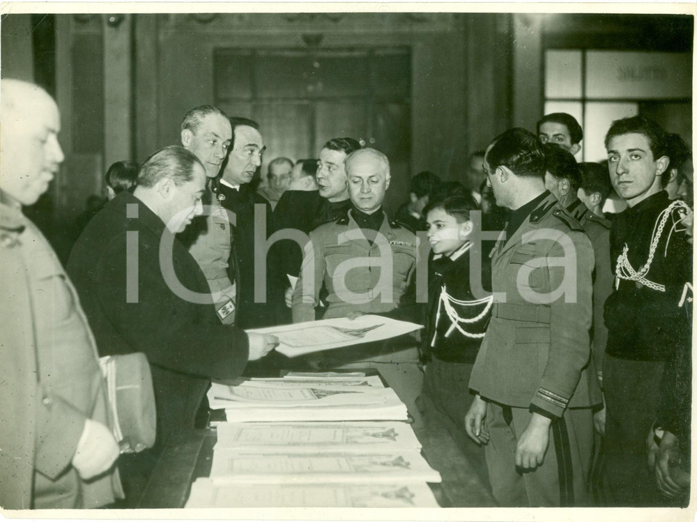 Fotografia d epoca originale 1936 MILANO Riccardo MOTTA consegna diplomi a cadetti Avanguardisti FOTOGRAFIA 1