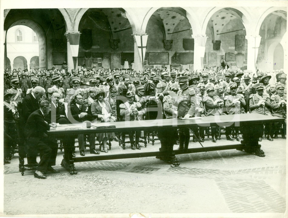 Fotografia d epoca originale 1932 MILANO Duca di BERGAMO al tavolo d onore per Giorno dello STATUTO Foto 1