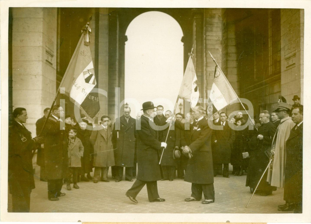 Fotografia d epoca originale 1937 PARIS Colonnello BERTAUX scambia bandiera combattenti con JANIAUX Foto 1