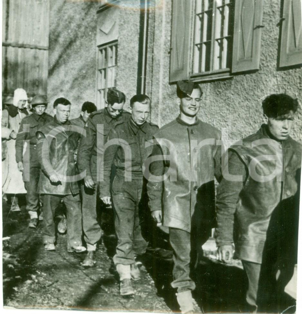 Fotografia d epoca originale 1940 DOMBAS NORWAY WW2 Prigionieri inglesi in processione al campo Fotografia 1