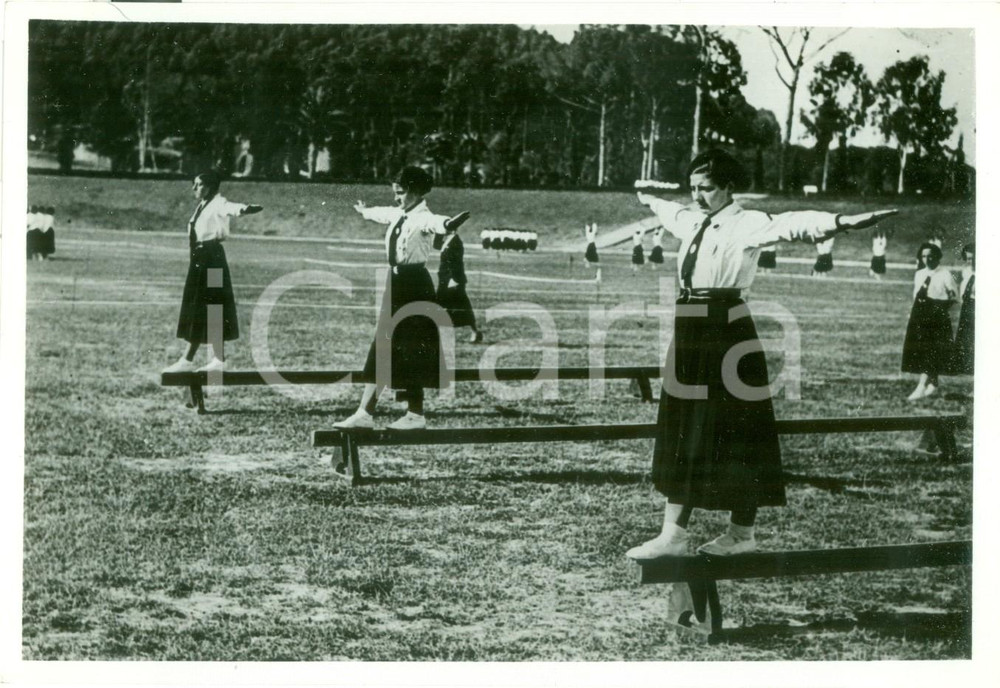 Fotografia d epoca originale 1935 ca ROMA ? Giovani Italiane OPERA BALILLA in esercizi di equilibrio su travi 1