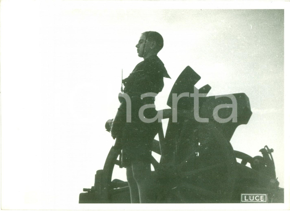 Fotografia d epoca originale 1935 ca ROMA ? Un avanguardista servente al pezzo Fotografia 1