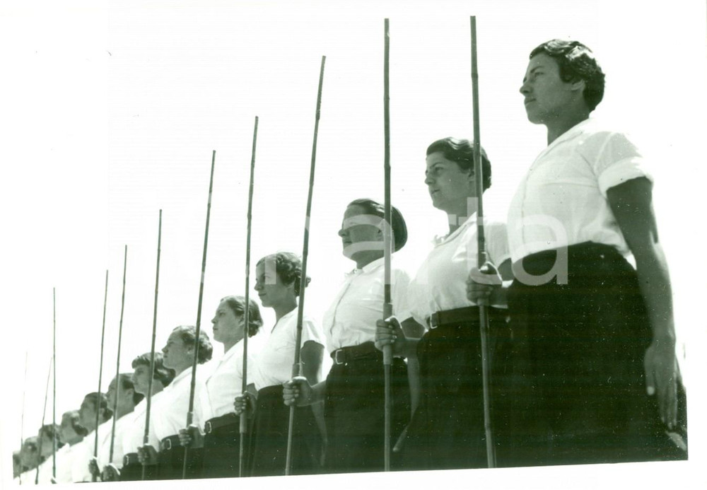 Fotografia d epoca originale 1935 ca ROMA ? Giovani Italiane OPERA BALILLA al salto con l asta Fotografia 1