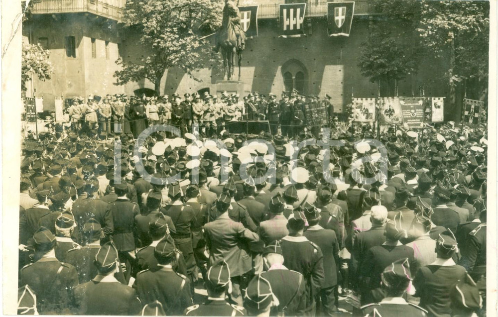 Fotografia d epoca originale 1940 TORINO Raduno CAVALIERI D ITALIA Carlo DELCROIX parla a Reggimento DRAGONI 1