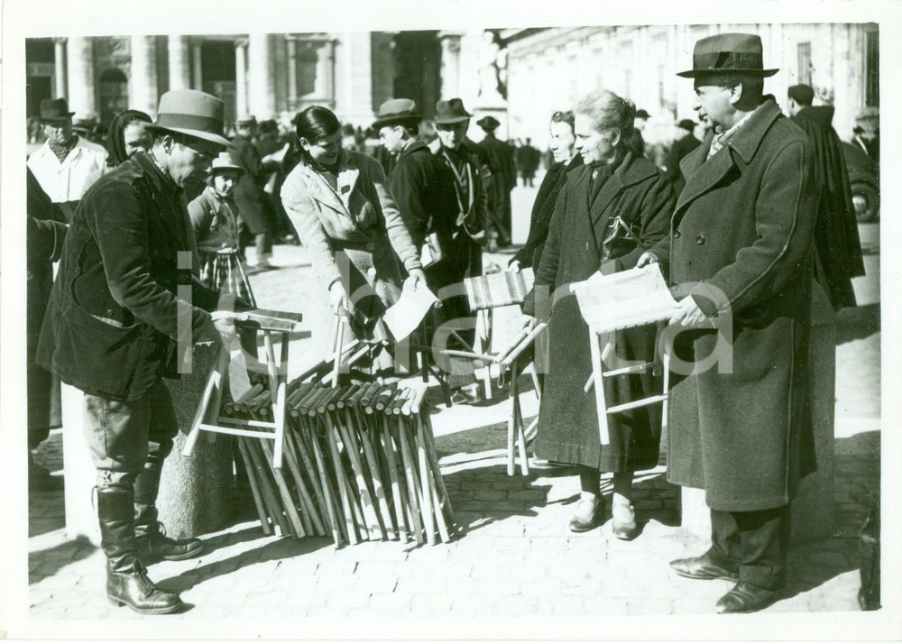 Fotografia d epoca originale 1939 ROMA SAN PIETRO Ambulanti vendono seggiolini per elezione PIO XII Foto 1