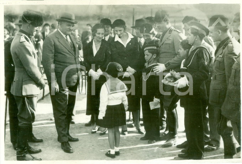 Fotografia d epoca originale 1931 ROMA Costanzo CIANO riceve riproduzione in oro del MAS dai MARINARETTI ONB 1