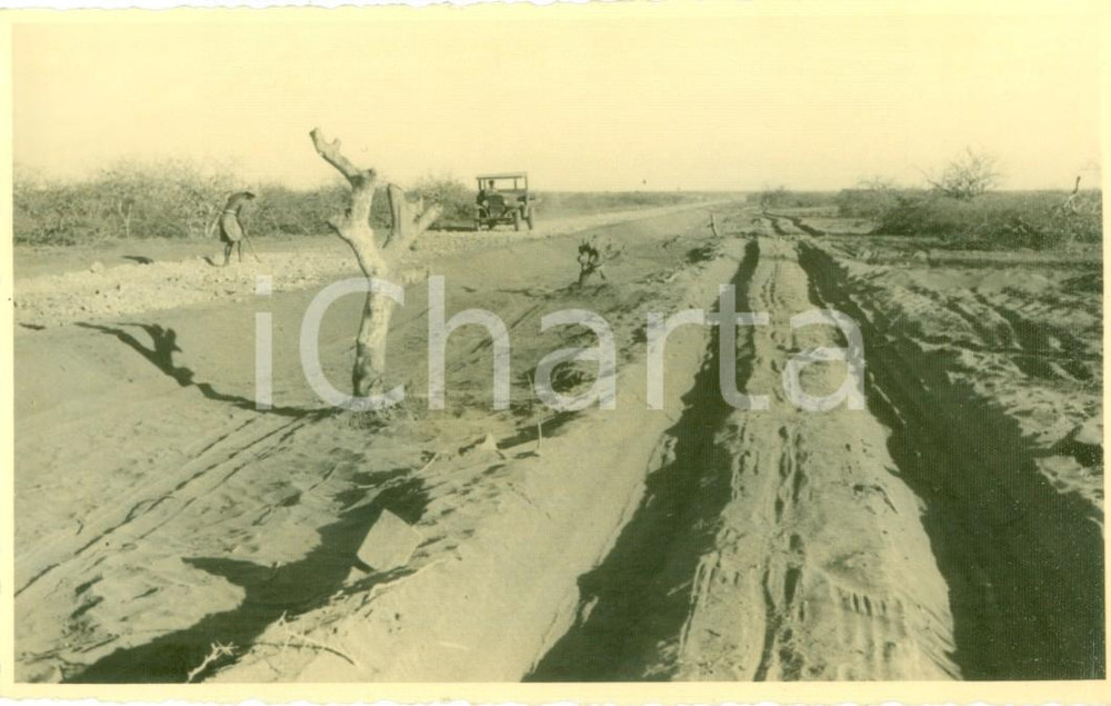 Fotografia d epoca originale 1937 SOMALIA AOI Camionetta e contadino lungo una nuova strada Fotografia 1