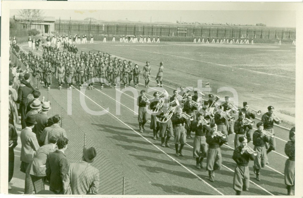 Fotografia d epoca originale 1938 MILANO Fanfara dei Giovani Fascisti sfila sul campo Fotografia 1