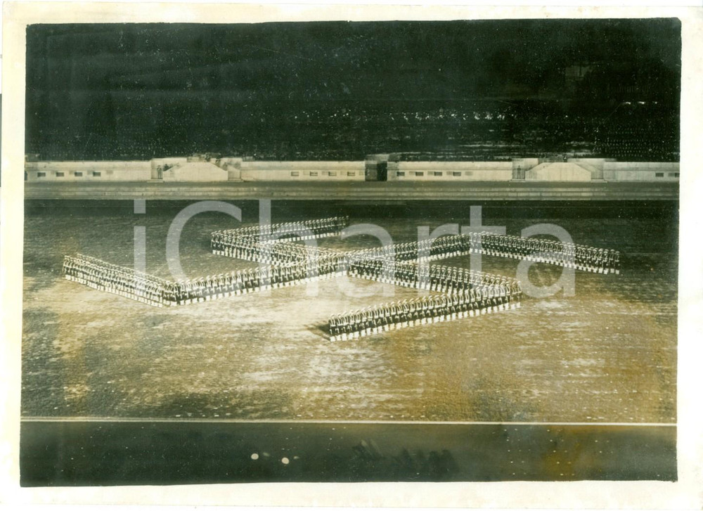 Fotografia d epoca originale 1938 ROMA FORO MUSSOLINI Atleti disposti a svastica per visita Adolf HITLER Foto 1