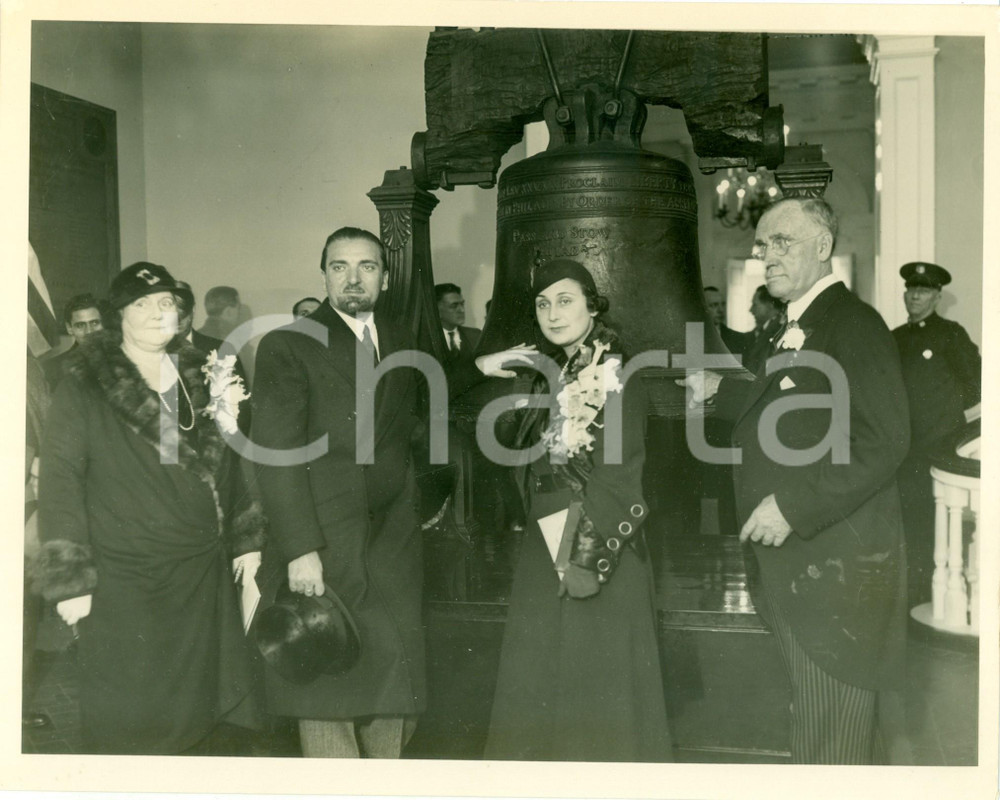 Fotografia d epoca originale 1931 PHILADELPHIA USA Dino GRANDI Harry MACKEY toccano la Liberty Bell Foto 1
