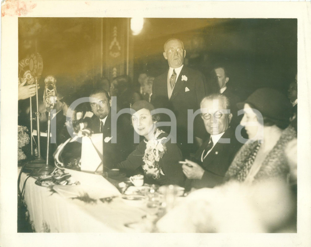 Fotografia d epoca originale 1931 PHILADELPHIA USA Dino GRANDI Antonietta BRIZZI ai microfoni di RADIO WCAU 1