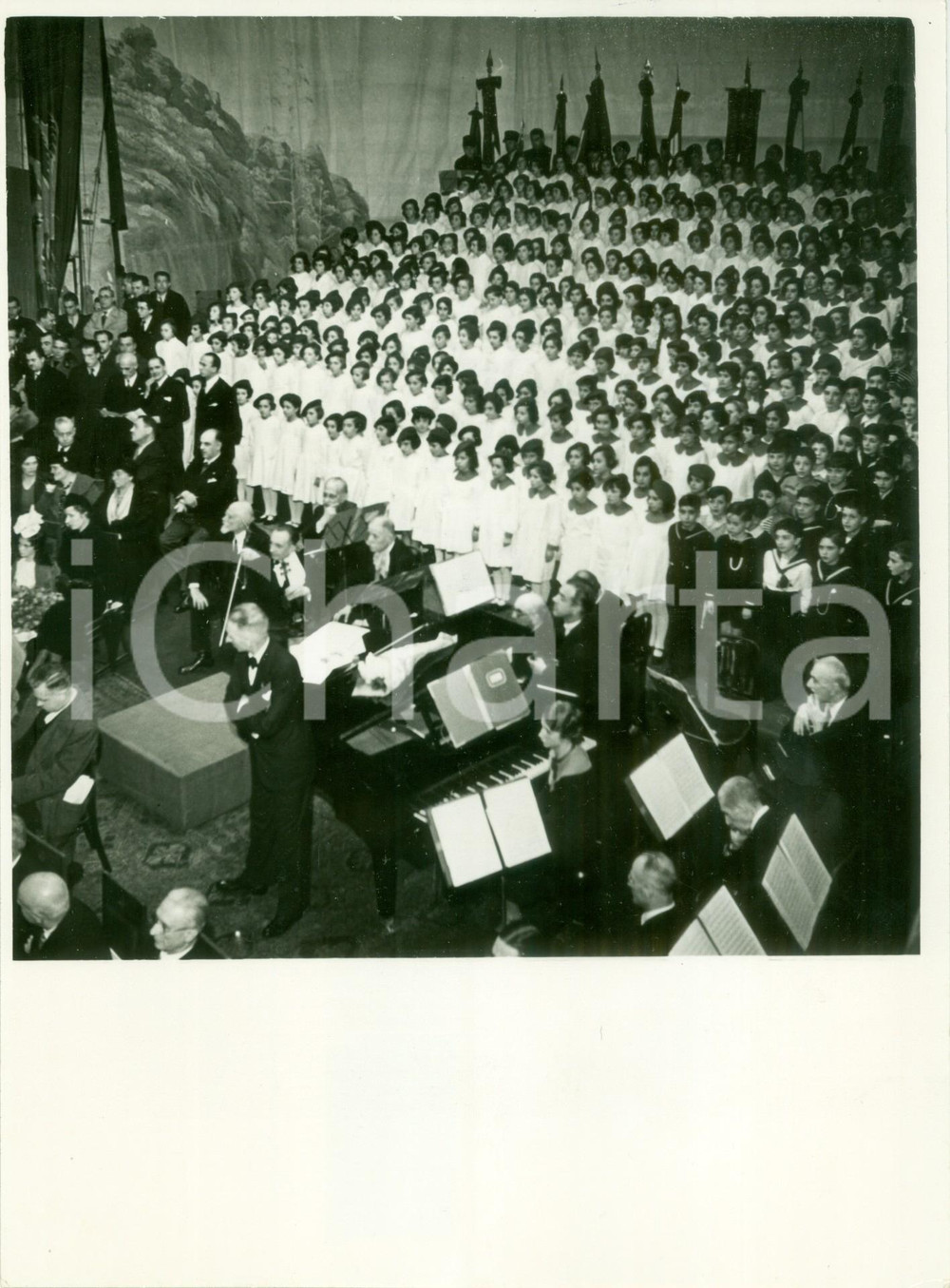 Fotografia d epoca originale 1935 MILANO Piccole Italiane cantano inni alla patria al Teatro DAL VERME Foto 1