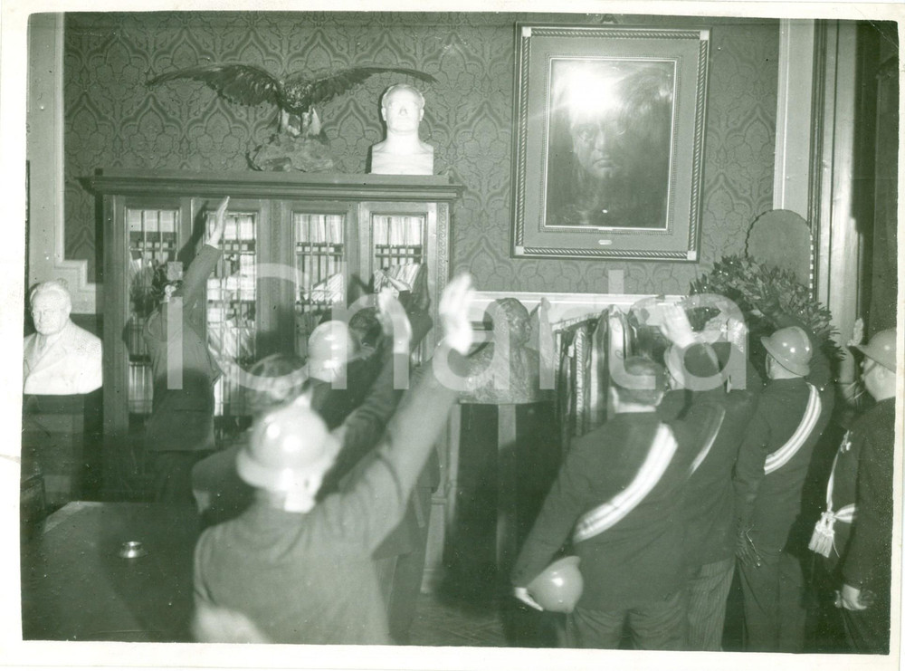 Fotografia d epoca originale 1934 MILANO I Combattenti rendono omaggio a ritratto di Arnaldo MUSSOLINI Foto 1
