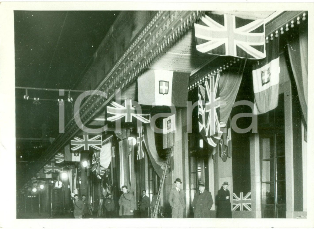 Fotografia d epoca originale 1939 GENOVA Bandiere italoinglesi Stazione BRIGNOLE visita Neville CHAMBERLAIN 1