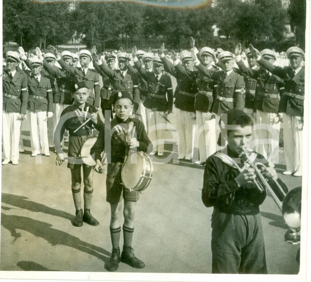 Fotografia d epoca originale 1939 MILANO Banda musicale Balilla suona per Dirigenti nazisti Fotografia 1