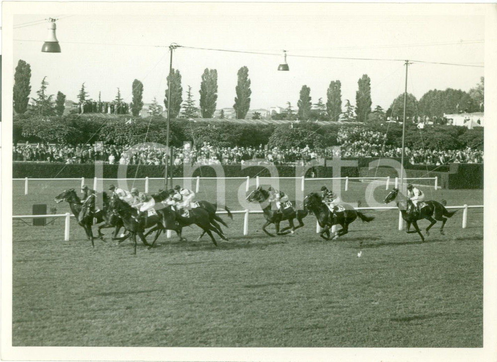 Fotografia d epoca originale 1936 MILANO SAN SIRO Passaggio dei concorrenti al Premio Milano Fotografia 1