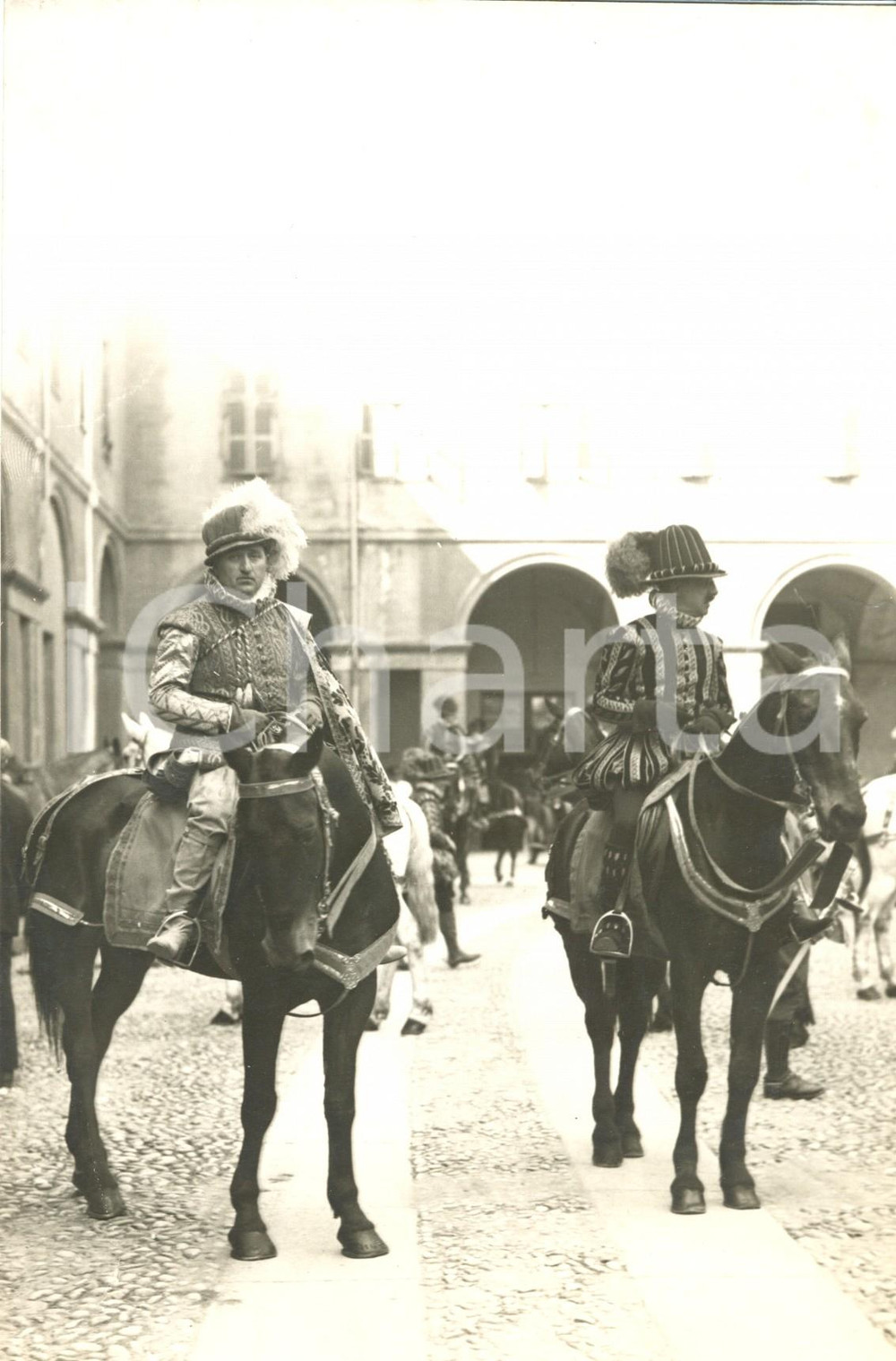 Fotografia d epoca originale 1930 TORINO Figuranti in costumi nobiliari a cavallo al CAROSELLO STORICO Foto 1