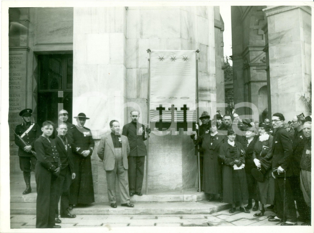 Fotografia d epoca originale 1935 MILANO Dame Milanesi presentano Gonfalone OPERA CAMPANA CADUTI DI ROVERETO 1