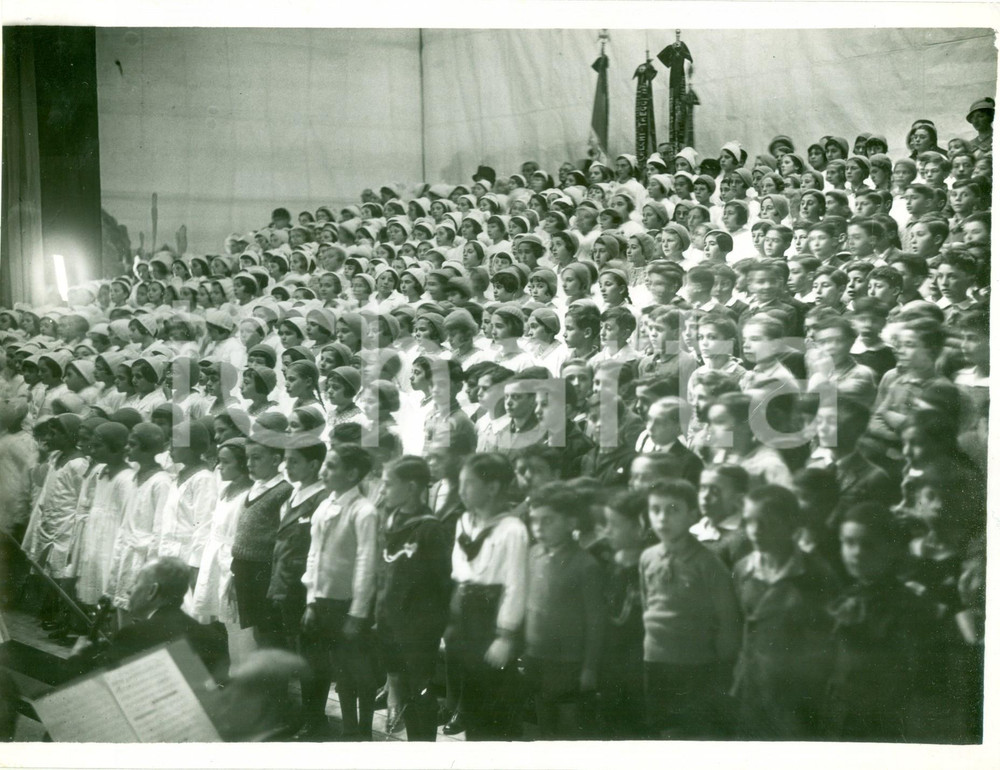 Fotografia d epoca originale 1933 MILANO TEATRO DAL VERME Alunni dell UMANITARIA cantano inni patriottici 1
