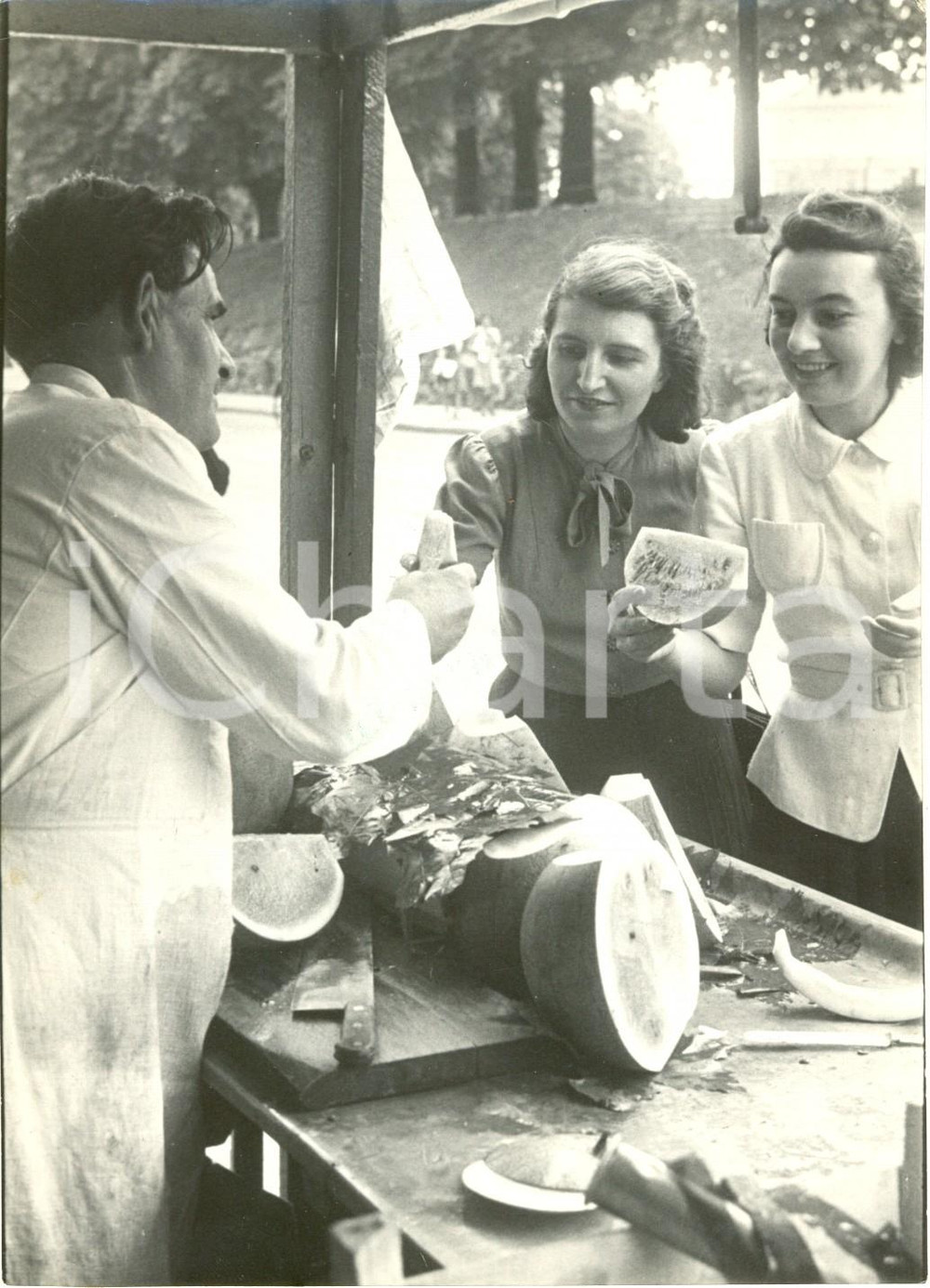 Fotografia d epoca originale 1940 MILANO Due ragazze comprano l anguria al banco di un venditore ambulante 1