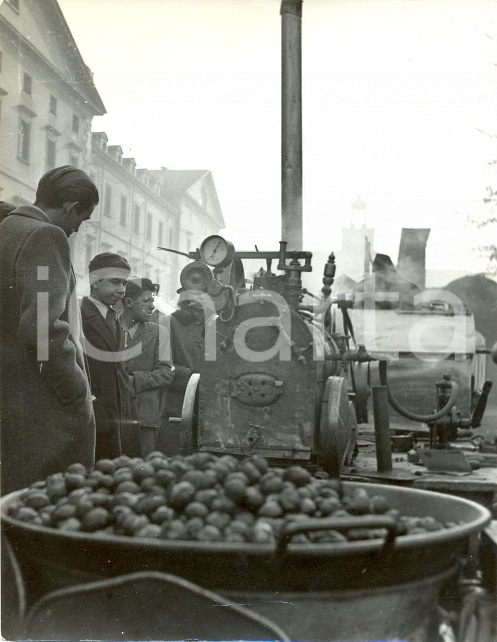 Fotografia d epoca originale 1940 MILANO Clienti al banco di un venditore ambulante di caldarroste Foto 1
