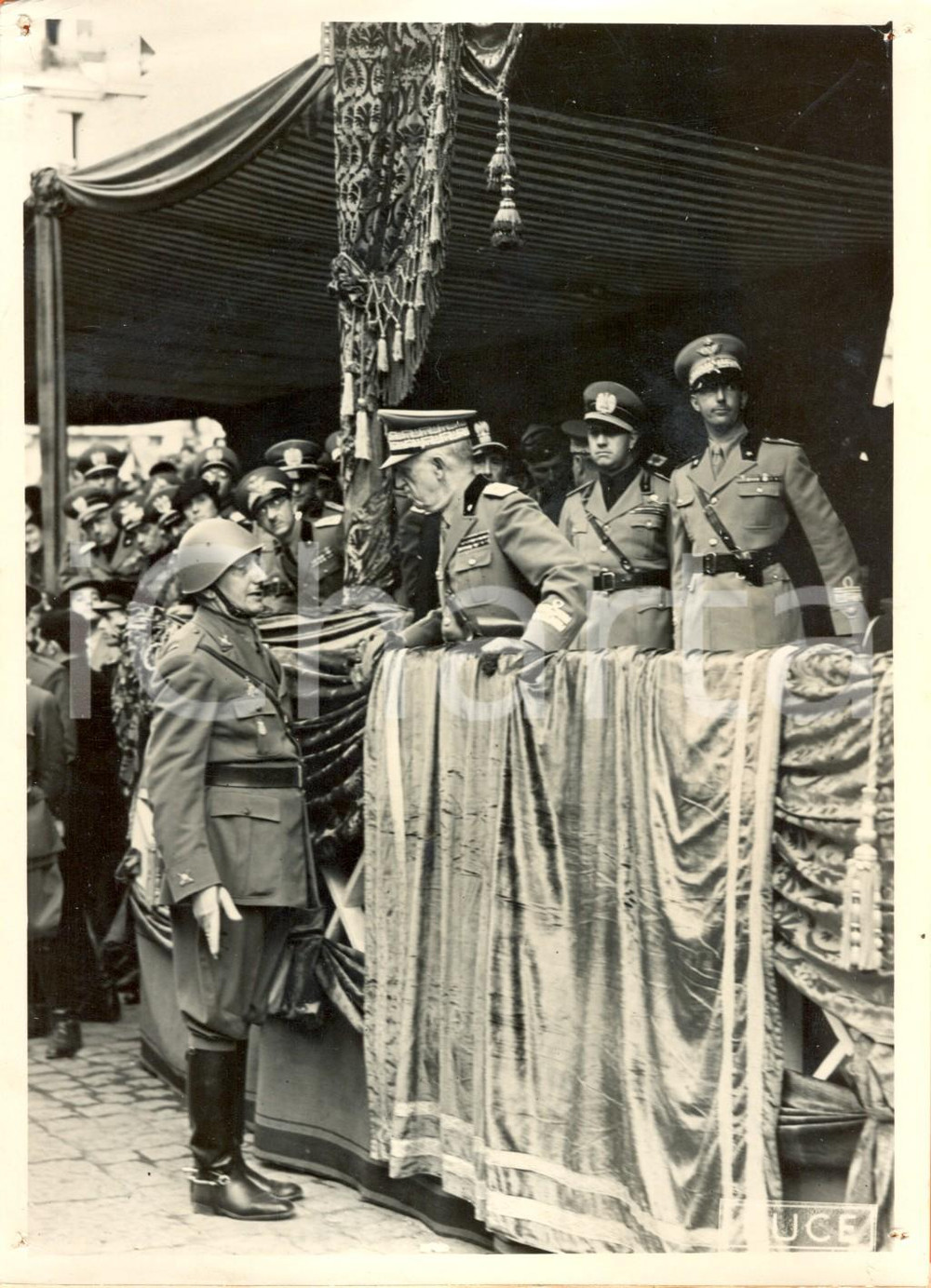 Fotografia d epoca originale 1938 NAPOLI Re parla con ufficiale decorato a sfilata legionari reduci di SPAGNA 1
