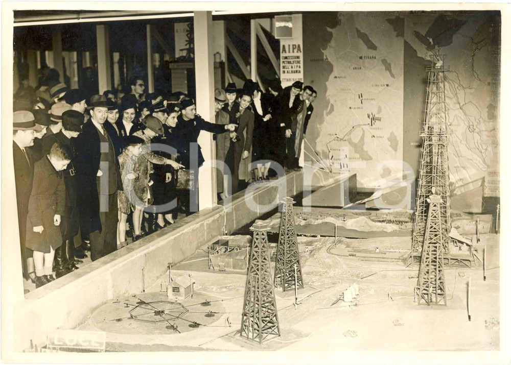 Fotografia d epoca originale 1938 ROMA Visitatori della Mostra del Minerale osservano il plastico dell AIPA 1
