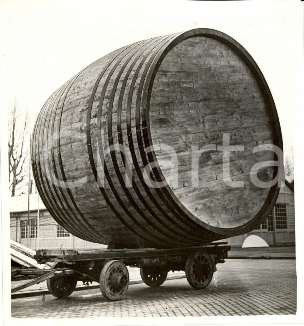 Fotografia d epoca originale 1939 MILANO Carro pubblicitario con enorme botte alla FIERA CAMPIONARIA Foto 1
