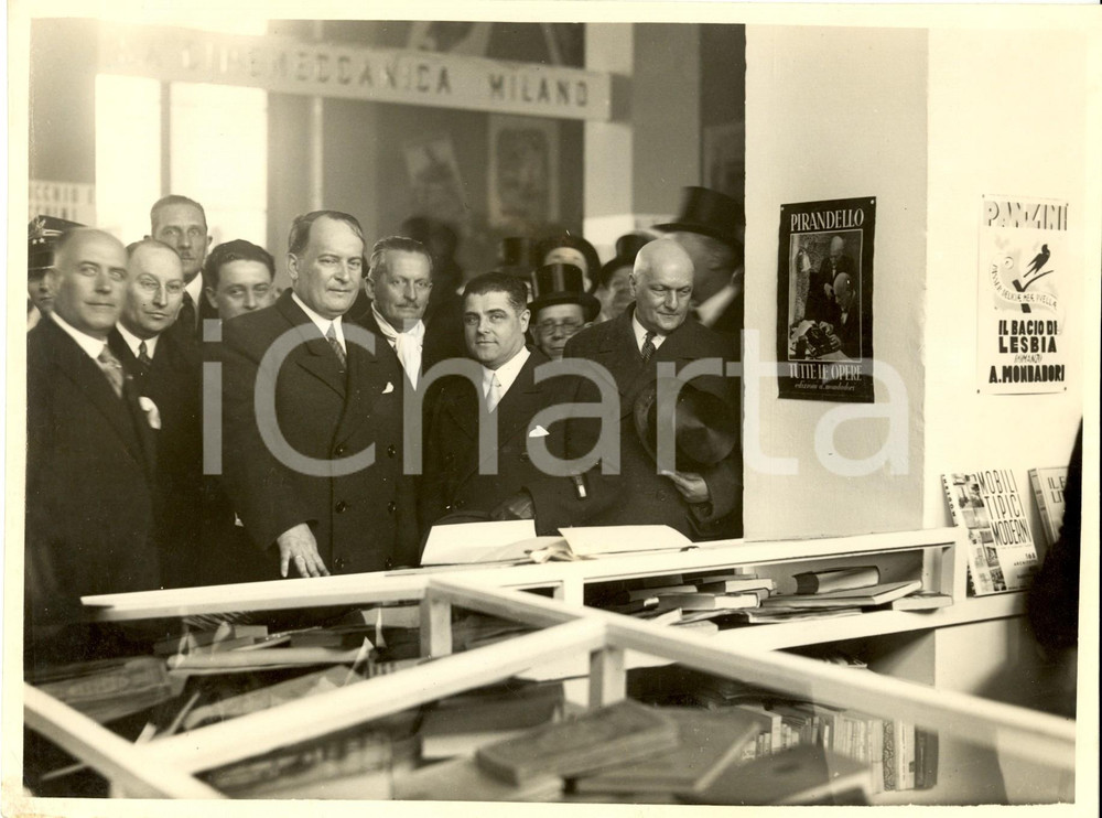 Fotografia d epoca originale 1938 MILANO Opere Luigi PIRANDELLO Alfredo PANZINI in mostra Villaggio del Libro 1