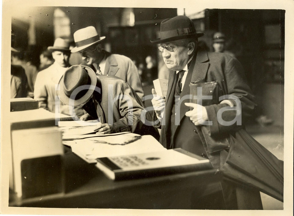 Fotografia d epoca originale 1930 ca MILANO Mostra di libri di scienza e arte sotto la Loggia dei MERCANTI 1