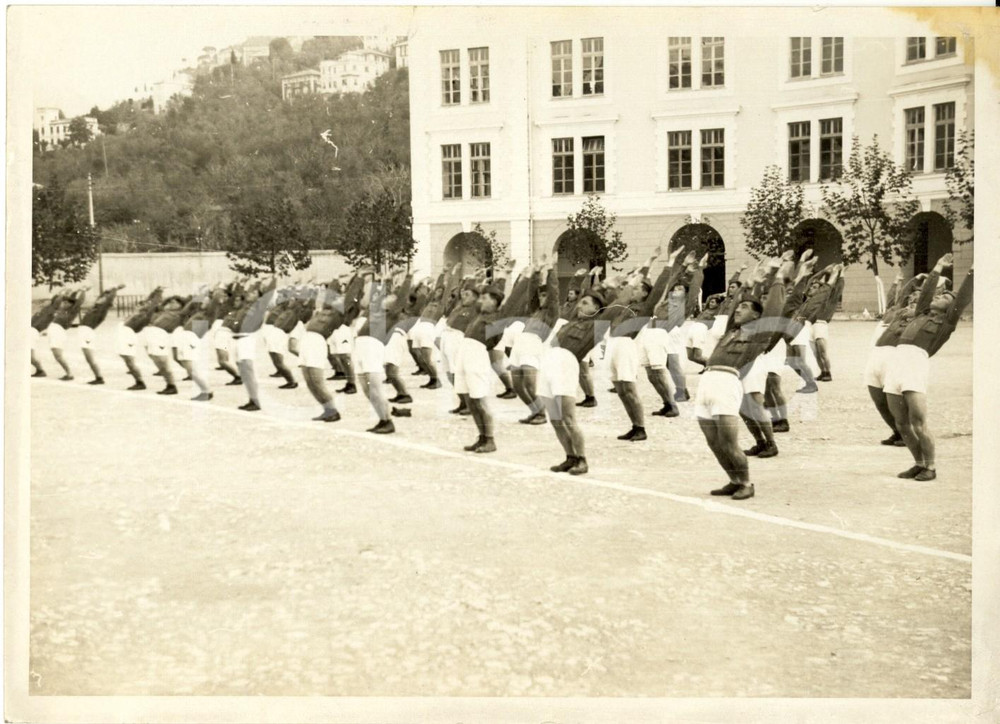 Fotografia d epoca originale 1938 GENOVA Un gruppo di Giovani Fascisti esegue esercitazioni ginniche Foto 1