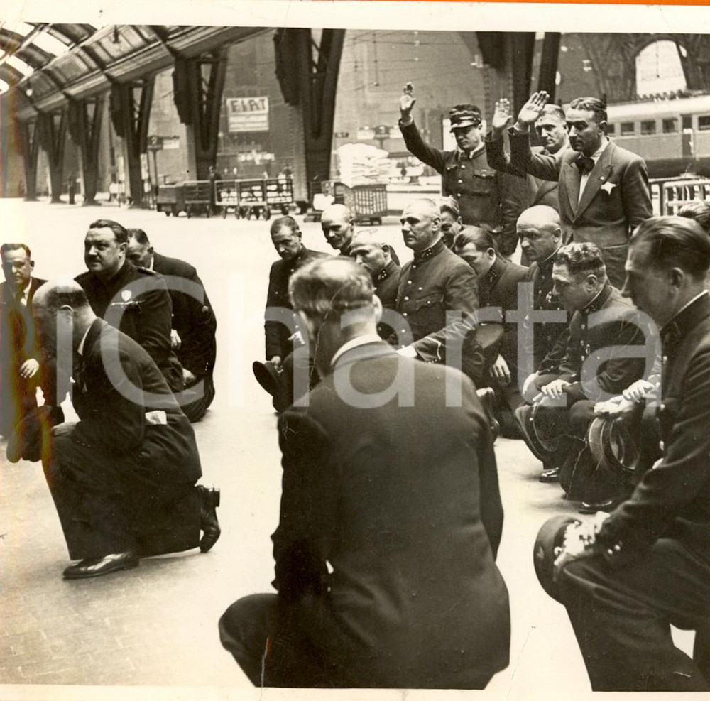Fotografia d epoca originale 1939 MILANO Ferrovieri bulgari in raccoglimento davanti alla lapide dei Caduti 1