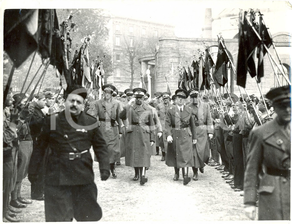 Fotografia d epoca originale 1936 MILANO SANT AMBROGIO AutoritÃ  e generali passano tra Labari e Gagliardetti 1
