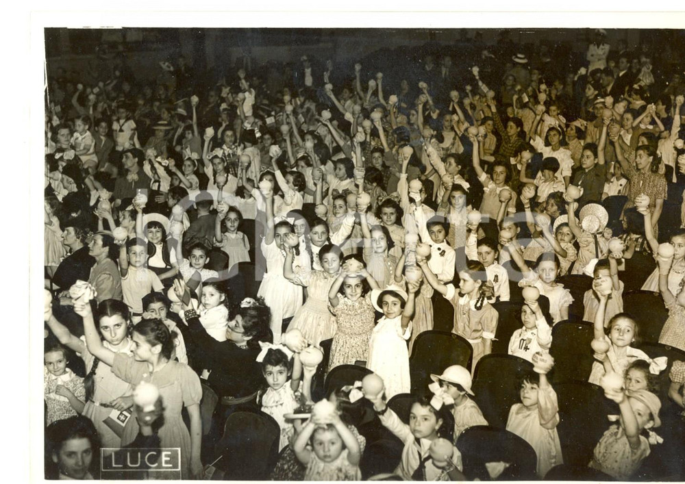 Fotografia d epoca originale 1939 ROMA Bambini alla festa del salvadanaio pro CASA DEL SOLE SAVOIA 1
