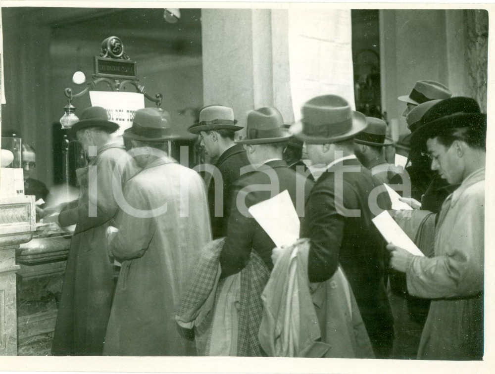 Fotografia d epoca originale 1934 MILANO Folla in coda in banca per nuovi BUONI DEL TESORO Fotografia 1