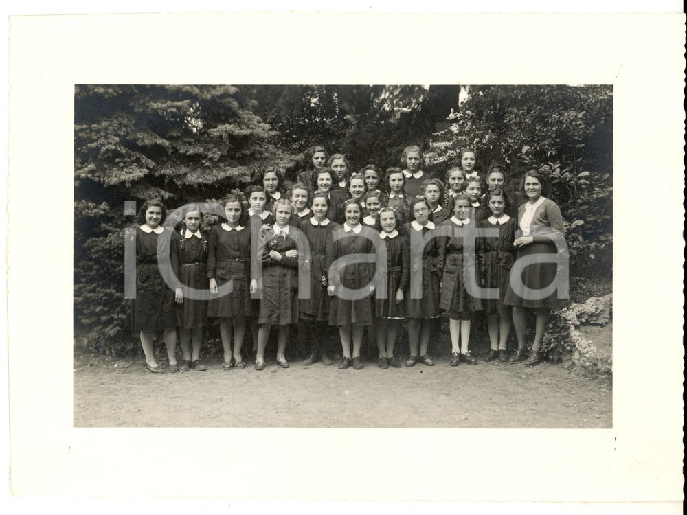 Fotografia d epoca originale 1944 AREA LOMBARDA ? Classe femminile liceale posa in giardino Foto 17x13 1