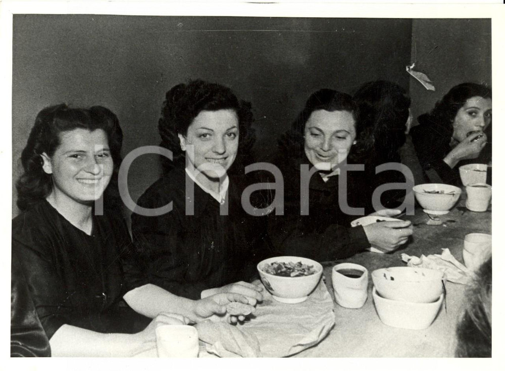 Fotografia d epoca originale 1940 ca WW2 AREA LOMBARDA Operaie pranzano nel refettorio della fabbrica Foto 1
