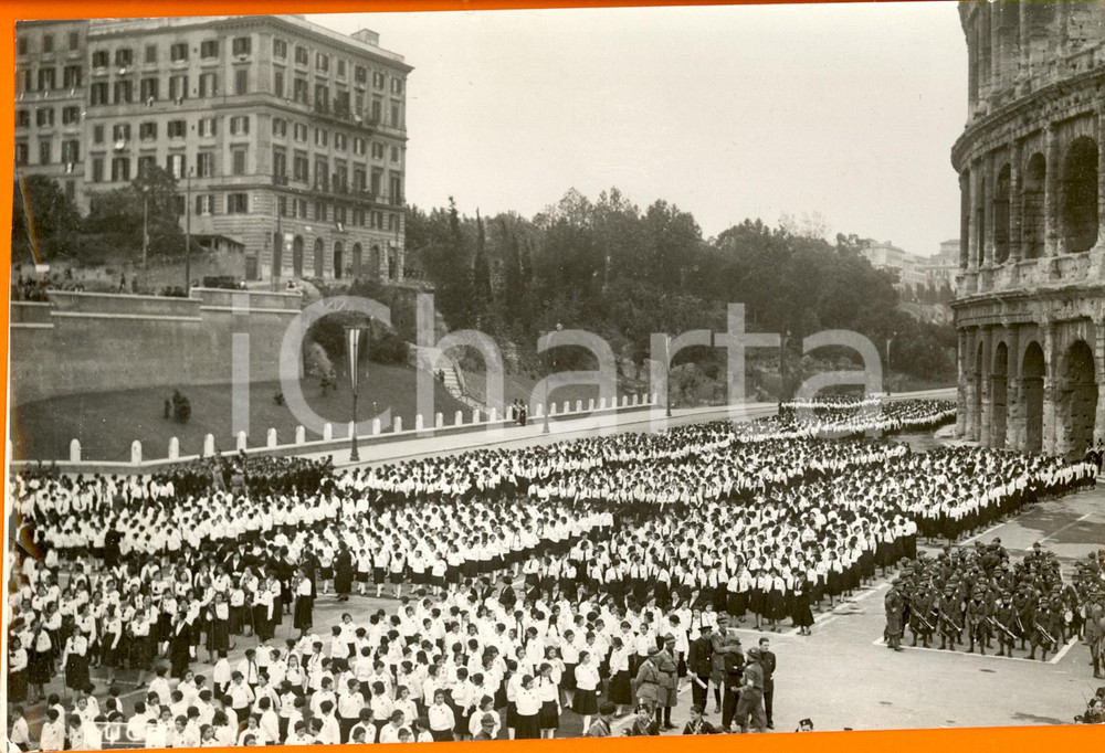 Fotografia d epoca originale 1935 ROMA Piccole italiane e avanguardisti schierati al COLOSSEO per XXIV Maggio 1