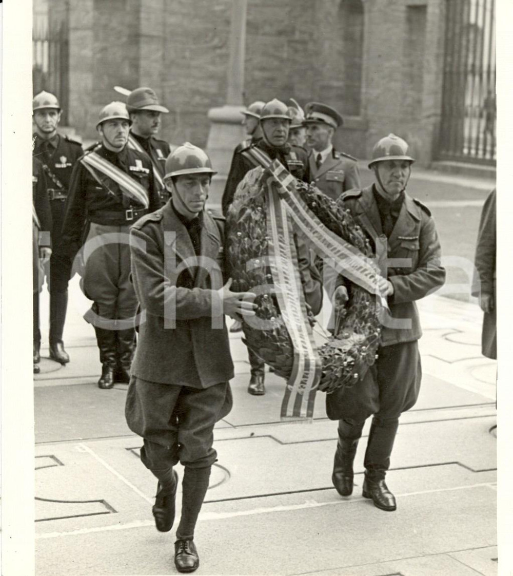 Fotografia d epoca originale 1938 MILANO Ex combattenti rendono omaggio a Caduti depositando corona d alloro 1
