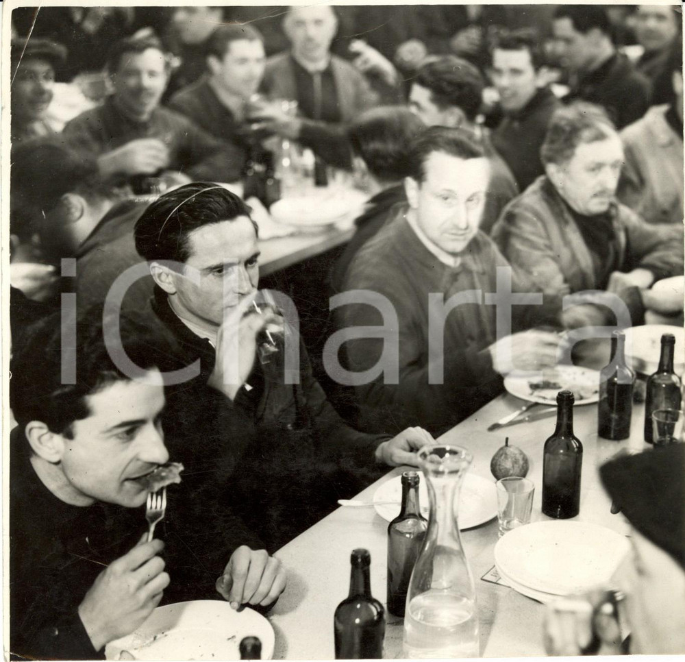 Fotografia d epoca originale 1938 MILANO Operai in pausa pranzo nel refettorio della fabbrica dove lavorano 1