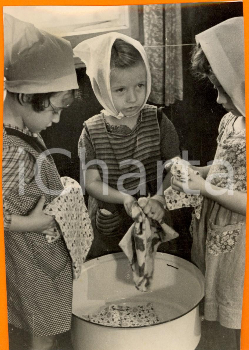 Fotografia d epoca originale 1942 GERMANIA Tre piccole lavandaie lavano i loro fazzoletti Fotografia 1